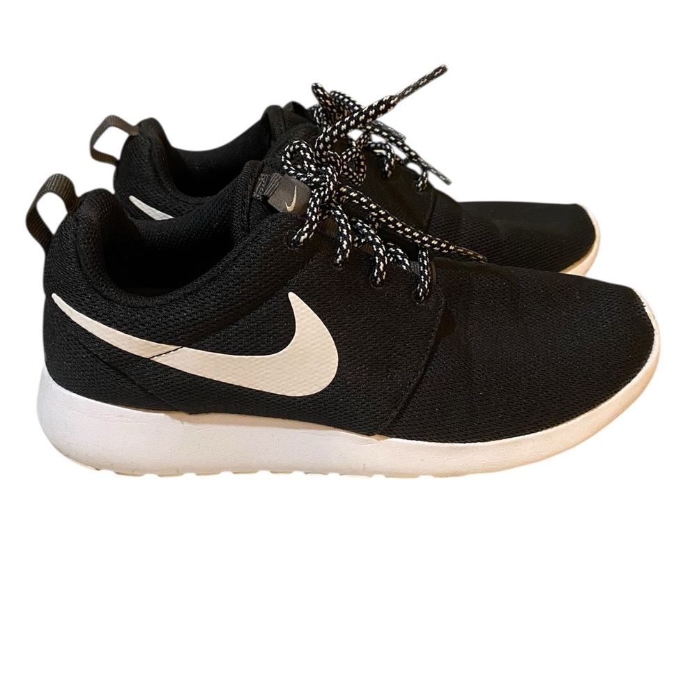 Nike Roshe Black and White Athletic Workout Running Sneakers 7.5